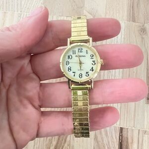 Vintage style persona ladies gold tone bracelet watch NEW BATTERY